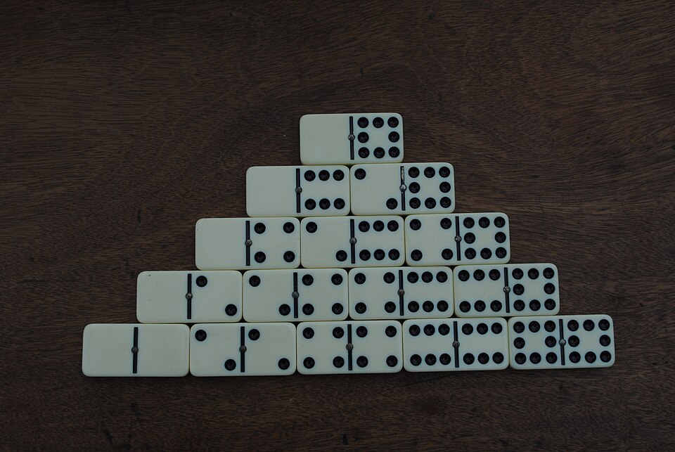 Even Dominoes (14272854843).jpg